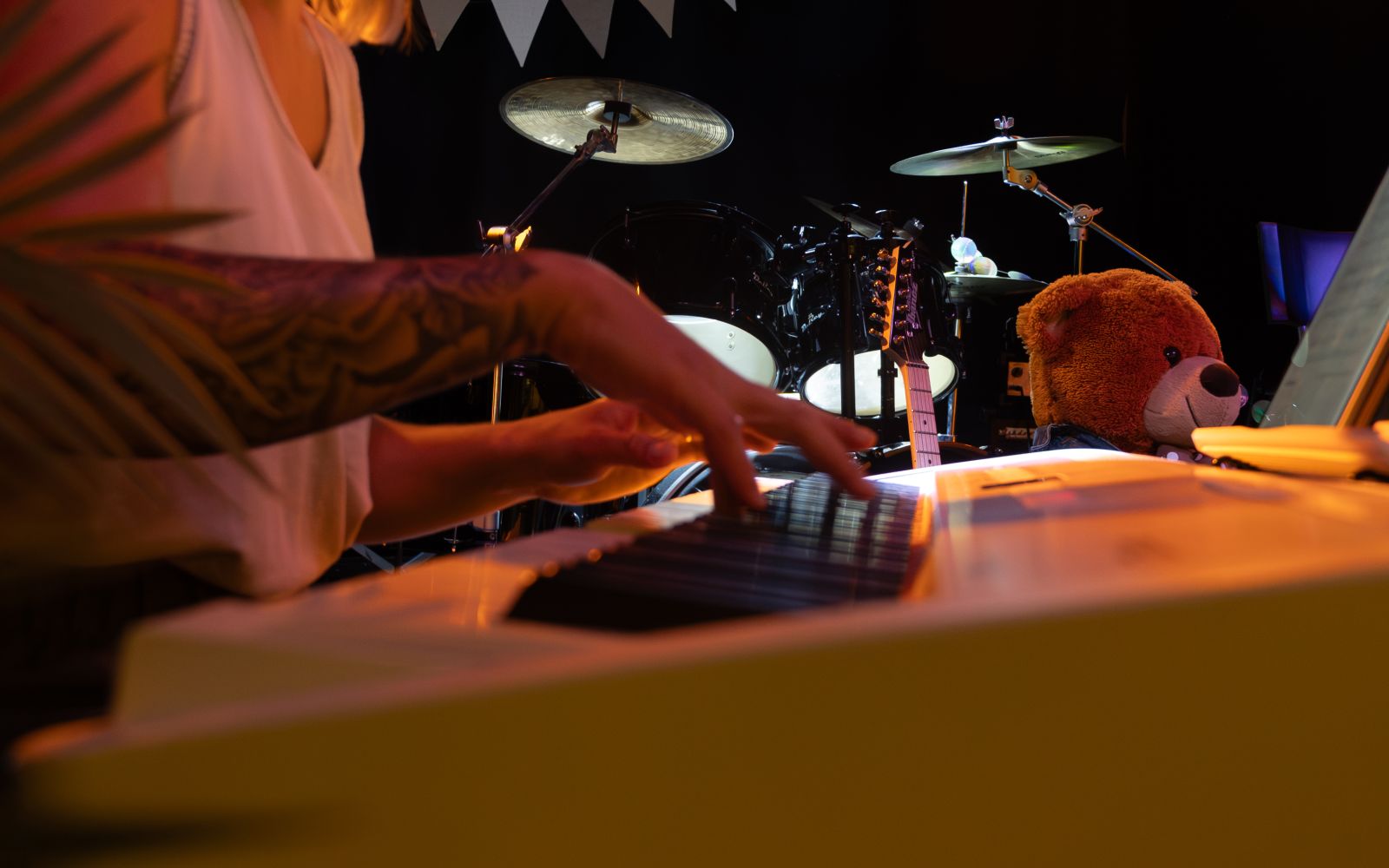 Nahaufnahme einer Musikerin beim Spielen eines Keyboards während eines Live-Auftritts.